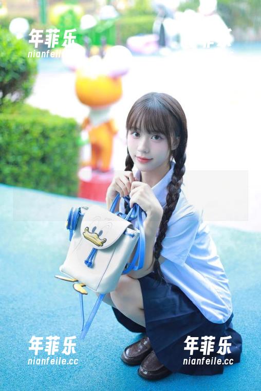 17c吃瓜 边走边吃瓜?快下载17c吃瓜,解锁走路新姿势!