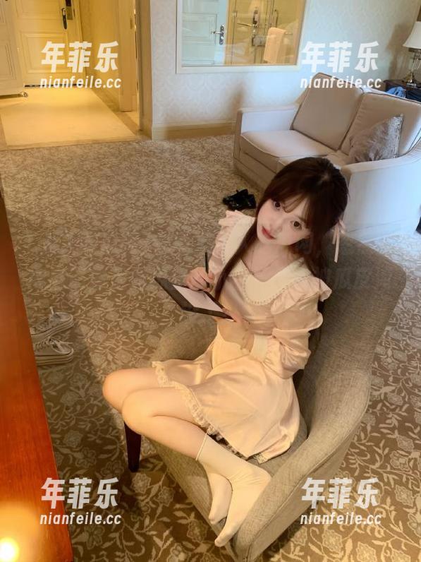 人人吃瓜网 安卓上人人吃瓜网,忽然觉得自己像是西瓜里的小虫子,快被瓜皮淹没了!
