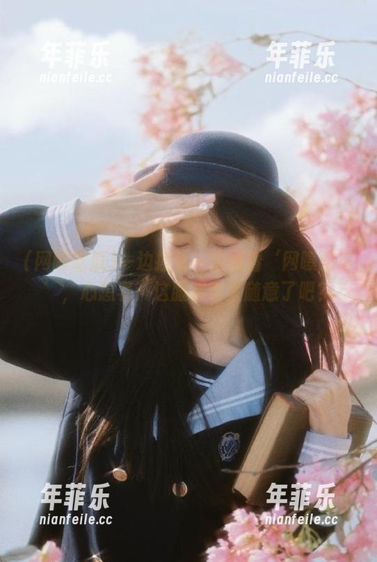 网曝吃瓜 一边摇头一边观看‘网曝吃瓜’,心想着:这服装也太随意了吧?