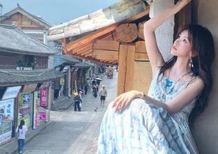 网页里藏着的黑料正能量,连“index.php”也不放过,真会玩。